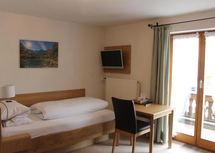 Han/Misafirhane Fruehstueckspension Gaestehaus Zum Weissen Roessl Wallgau
