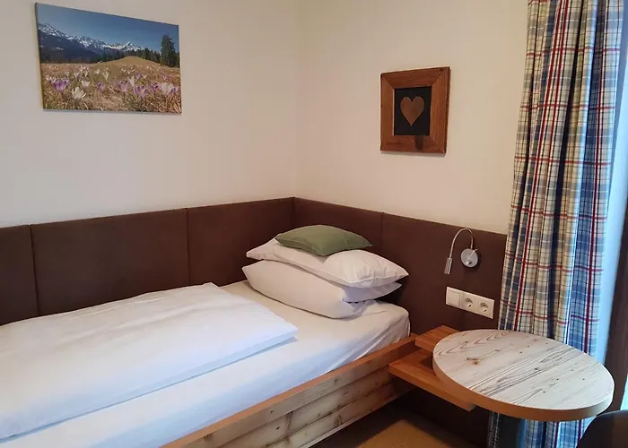 Han/Misafirhane Fruehstueckspension Gaestehaus Zum Weissen Roessl Wallgau