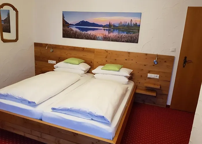 Han/Misafirhane Fruehstueckspension Gaestehaus Zum Weissen Roessl *