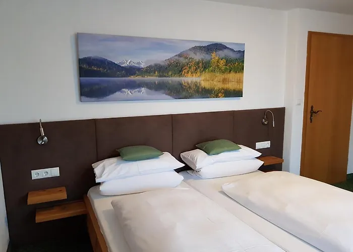 Han/Misafirhane Fruehstueckspension Gaestehaus Zum Weissen Roessl Wallgau
