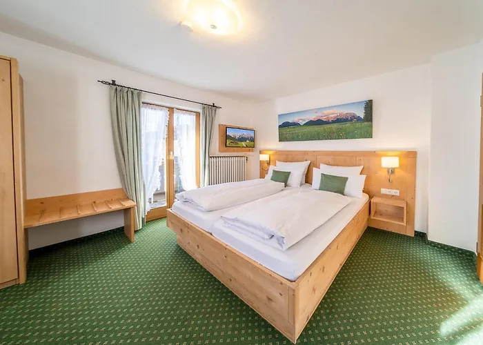 Han/Misafirhane Fruehstueckspension Gaestehaus Zum Weissen Roessl Wallgau