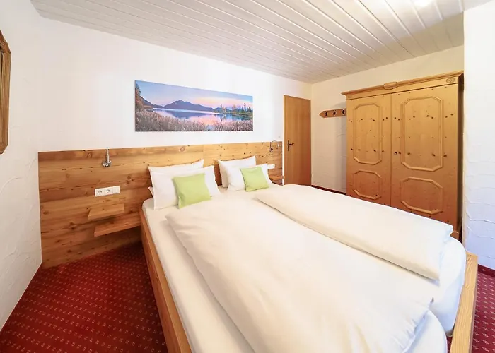 Fruehstueckspension Gaestehaus Zum Weissen Roessl Han/Misafirhane *