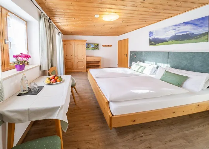 Han/Misafirhane Fruehstueckspension Gaestehaus Zum Weissen Roessl Wallgau