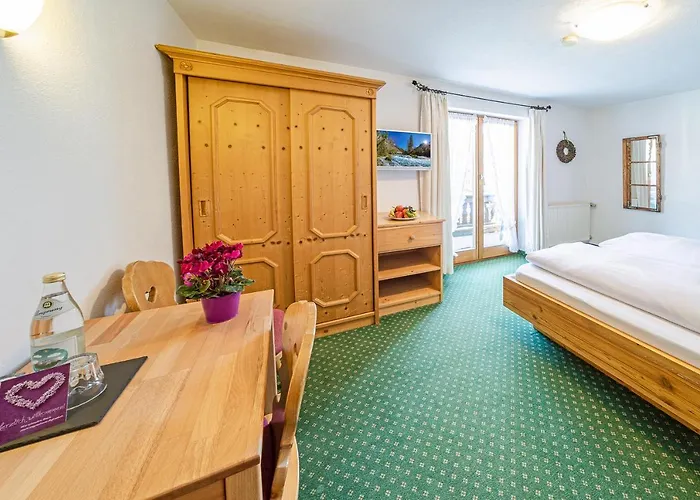 Han/Misafirhane Fruehstueckspension Gaestehaus Zum Weissen Roessl