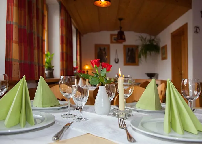 Han/Misafirhane Fruehstueckspension Gaestehaus Zum Weissen Roessl Wallgau