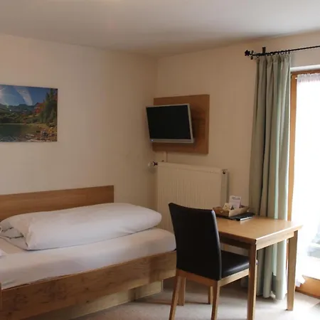 Inn Fruehstueckspension Gaestehaus Zum Weissen Roessl Wallgau