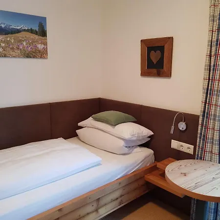 بيت ريفي Fruehstueckspension Gaestehaus Zum Weissen Roessl فوالغو