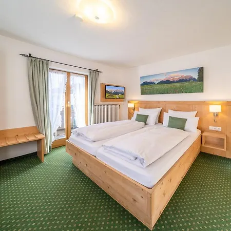 Inn Fruehstueckspension Gaestehaus Zum Weissen Roessl Wallgau