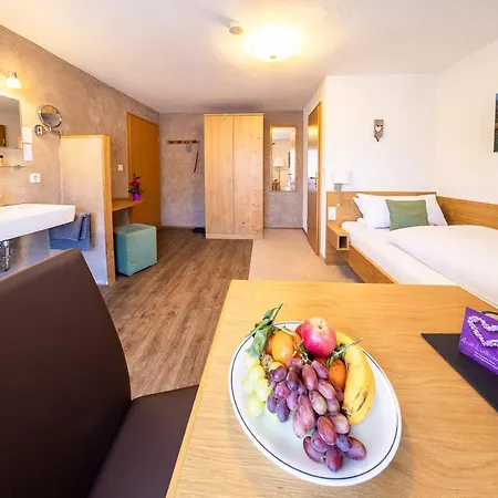 Fruehstueckspension Gaestehaus Zum Weissen Roessl * فوالغو