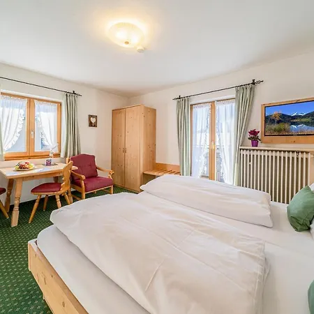 Fruehstueckspension Gaestehaus Zum Weissen Roessl Inn