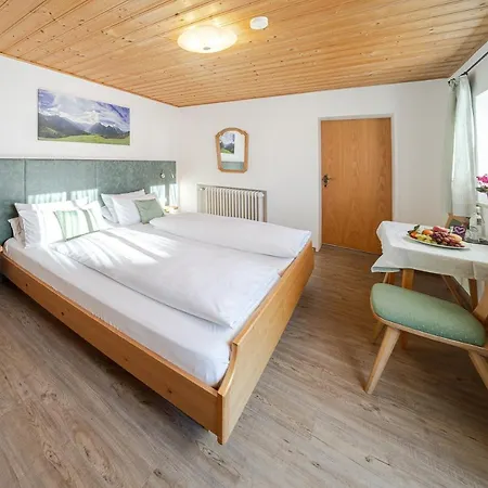 Fruehstueckspension Gaestehaus Zum Weissen Roessl Wallgau