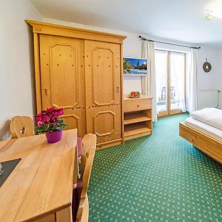 Inn Fruehstueckspension Gaestehaus Zum Weissen Roessl