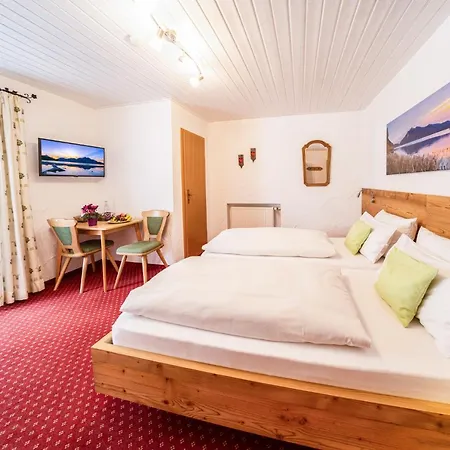 Fruehstueckspension Gaestehaus Zum Weissen Roessl Wallgau
