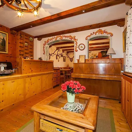 Fruehstueckspension Gaestehaus Zum Weissen Roessl فوالغو