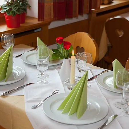 Fruehstueckspension Gaestehaus Zum Weissen Roessl