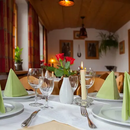 بيت ريفي Fruehstueckspension Gaestehaus Zum Weissen Roessl فوالغو