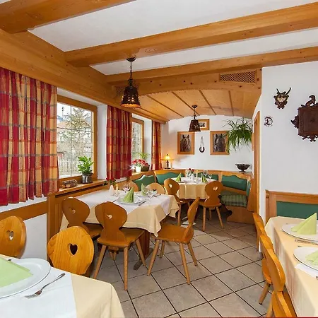 Fruehstueckspension Gaestehaus Zum Weissen Roessl Inn